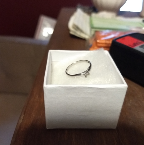 10k white Gold solitaire illusion diamond ring - Picture 5 of 6